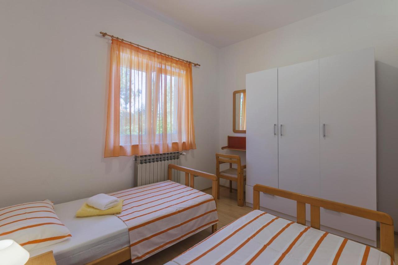 Apartments Pino Pula Bagian luar foto